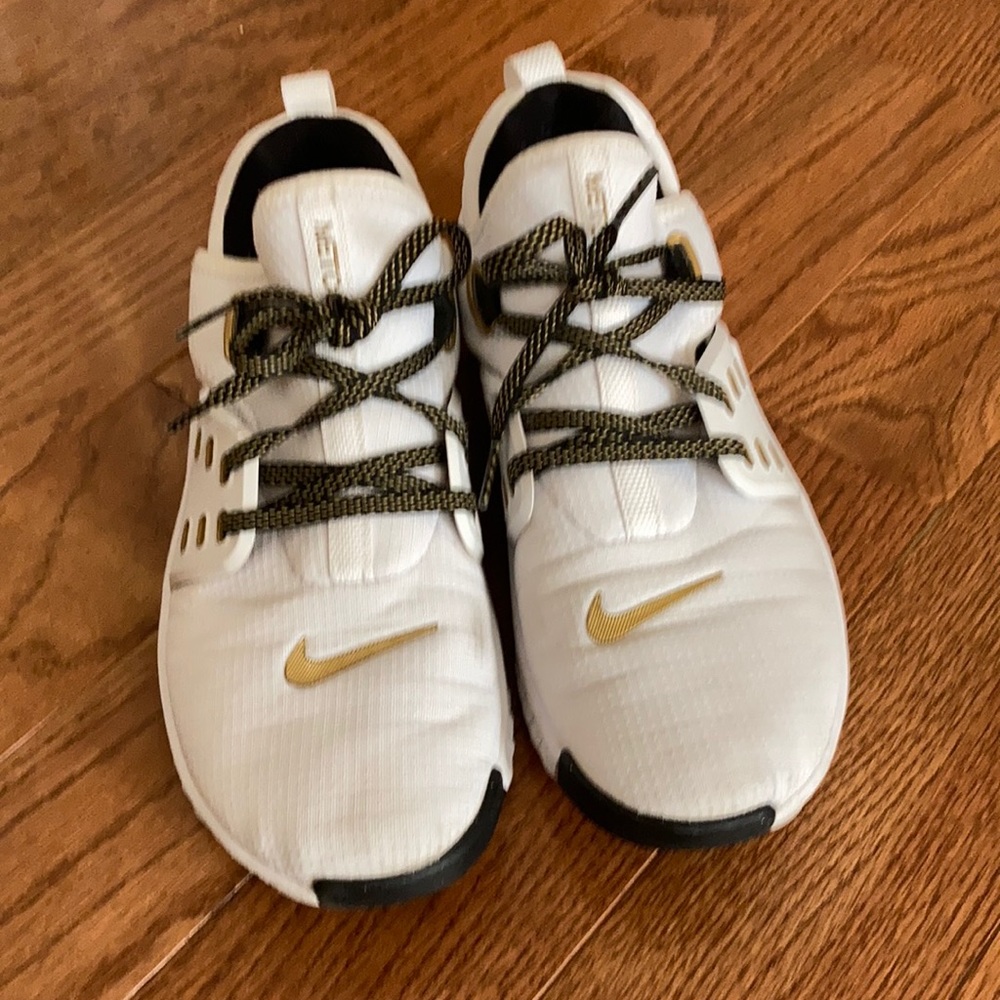 White with gold Nike swoosh. Good condition size 7.5